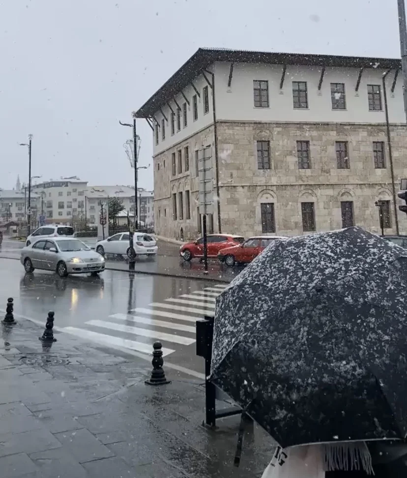 Sivas’ta Mevsimler Çatışıyor: Gündüz Rahat, Gece Buz Gibi