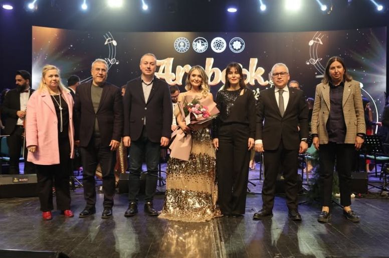 Sivas Cumhuriyet Üniversitesi Arabesk Gecesi: Muhsin Yazıcıoğlu Kültür Merkezi'nde Nostalji Rüzgârı Sivas Cumhuriyet Üniversitesi Arabesk Gecesi: Muhsin Yazıcıoğlu Kültür Merkezi'nde Nostalji Rüzgârı