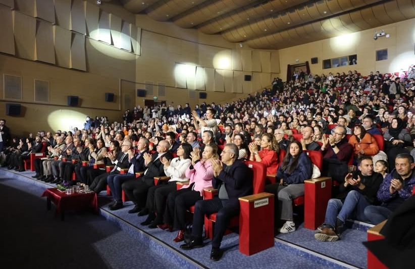 Sivas Cumhuriyet Üniversitesi Arabesk Gecesi: Muhsin Yazıcıoğlu Kültür Merkezi'nde Nostalji Rüzgârı Sivas Cumhuriyet Üniversitesi Arabesk Gecesi: Muhsin Yazıcıoğlu Kültür Merkezi'nde Nostalji Rüzgârı