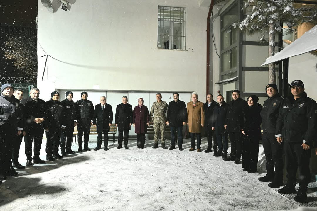 Sivas Protokolü Yılbaşı Gecesinde Sahadaydı: Huzur ve Güven Mesaisi Sivas Protokolü Yılbaşı Gecesinde Sahadaydı: Huzur ve Güven Mesaisi