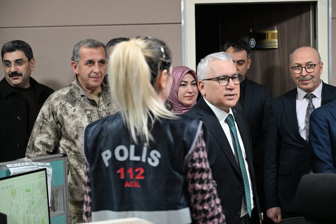 Sivas Protokolü Yılbaşı Gecesinde Sahadaydı: Huzur ve Güven Mesaisi Sivas Protokolü Yılbaşı Gecesinde Sahadaydı: Huzur ve Güven Mesaisi