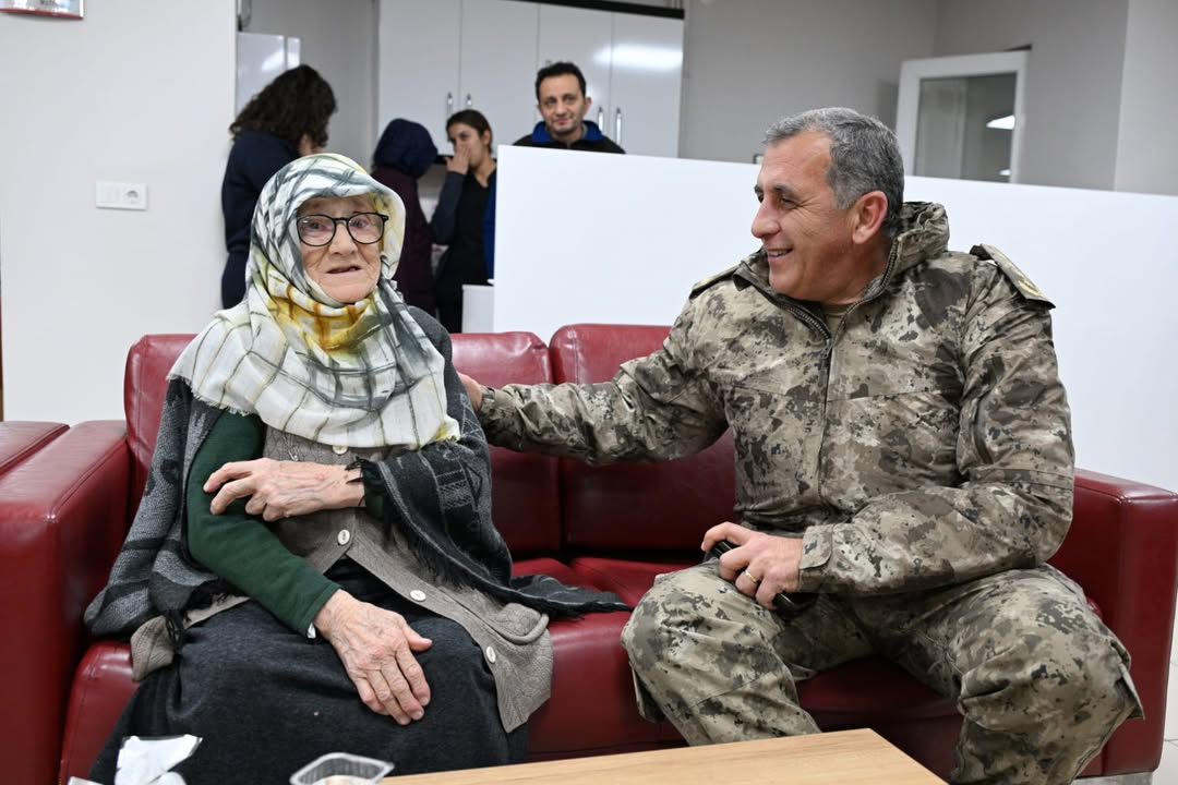 Sivas Protokolü Yılbaşı Gecesinde Sahadaydı: Huzur ve Güven Mesaisi Sivas Protokolü Yılbaşı Gecesinde Sahadaydı: Huzur ve Güven Mesaisi