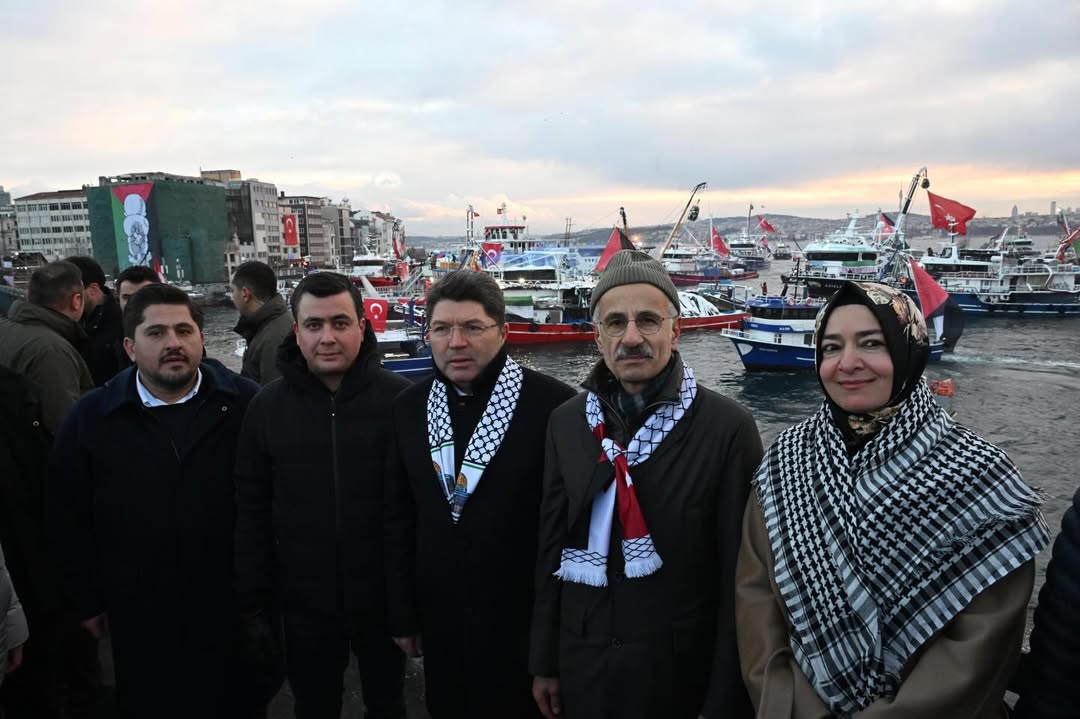 Galata Köprüsü'nde Filistin Yürüyüşü: Yüz Binler Galata Köprüsü'nde Filistin Yürüyüşü: Yüz Binler