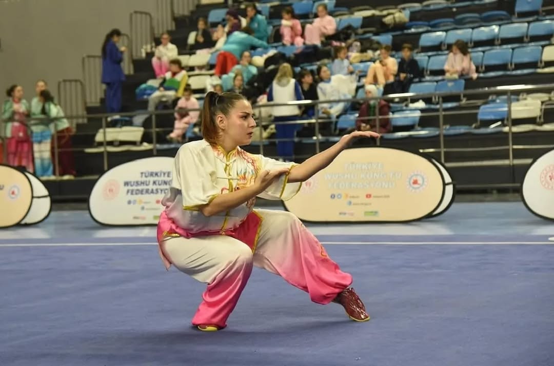 Sivas Cumhuriyet Üniversitesi Wushu Şampiyonluğu: Öğrenciler Zirveye Yerleşti Sivas Cumhuriyet Üniversitesi Wushu Şampiyonluğu: Öğrenciler Zirveye Yerleşti