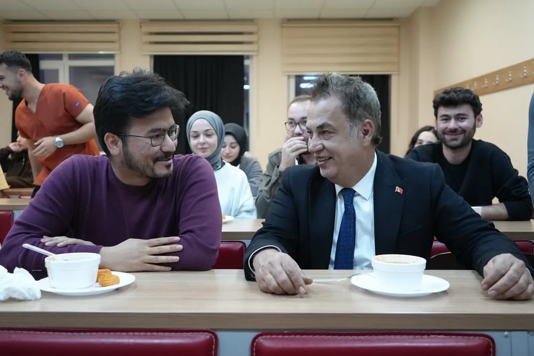 Sivas Cumhuriyet Üniversitesi'nde İç Isıtan Görüntüler: SCÜ Rektörü Ahmet Şengönül Öğrencilerle Buluştu Sivas Cumhuriyet Üniversitesi'nde İç Isıtan Görüntüler: SCÜ Rektörü Ahmet Şengönül Öğrencilerle Buluştu