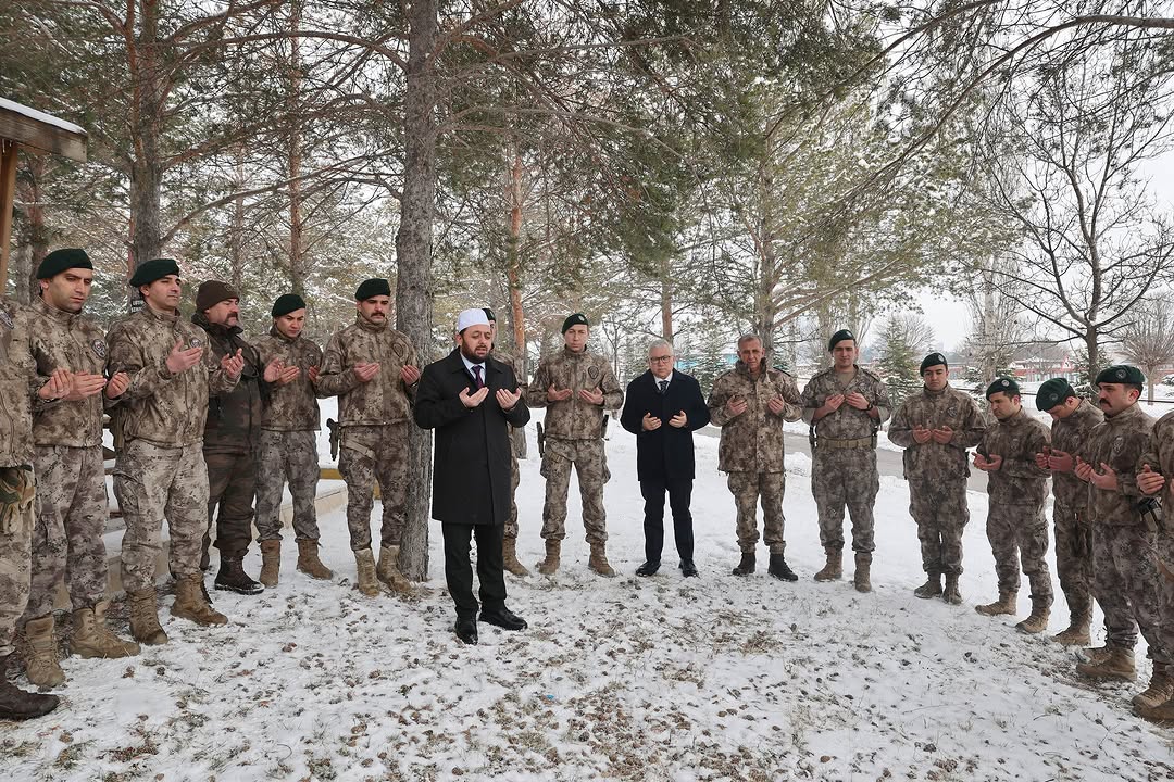 Sivas'ın Yiğitleri Dualarla Yola Çıktı: Sivas PÖH Timleri Suriye Görevine Uğurlandı Sivas'ın Yiğitleri Dualarla Yola Çıktı: Sivas PÖH Timleri Suriye Görevine Uğurlandı