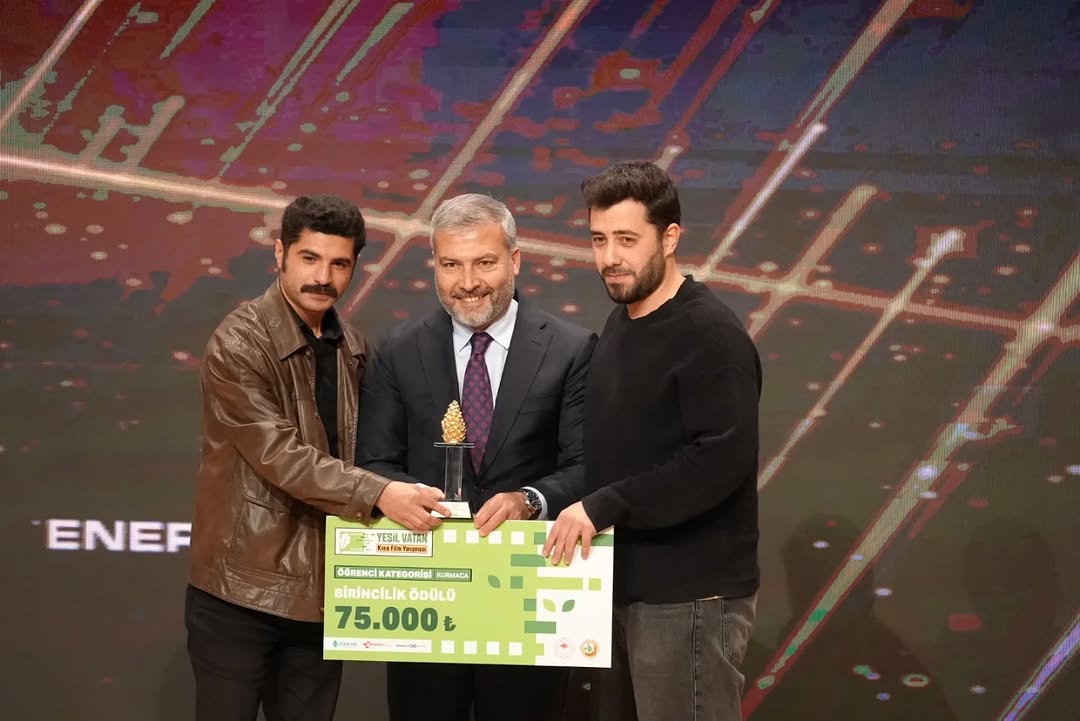 Sivas Cumhuriyet Üniversitesi Kısa Film Birincilik Ödülüne Uzanarak Sivas Cumhuriyet Üniversitesi Kısa Film Birincilik Ödülüne Uzanarak