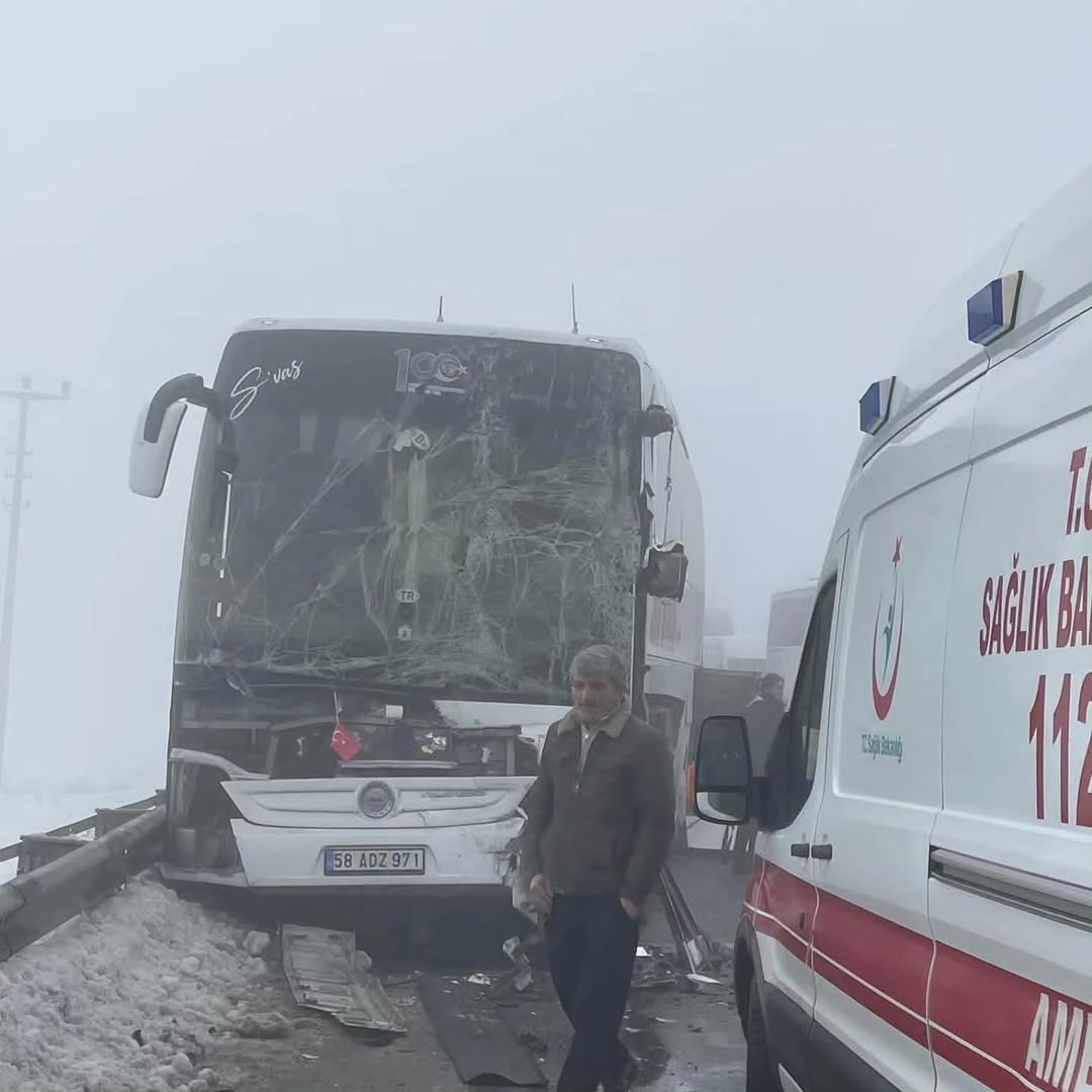 Sivas–Kayseri Karayolunda Sis Katliamı: Zincirleme Kazada Yaralılar Var Sivas–Kayseri Karayolunda Sis Katliamı: Zincirleme Kazada Yaralılar Var