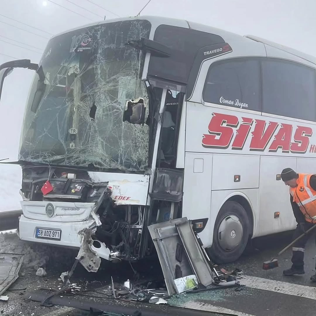 Sivas–Kayseri Karayolunda Sis Katliamı: Zincirleme Kazada Yaralılar Var Sivas–Kayseri Karayolunda Sis Katliamı: Zincirleme Kazada Yaralılar Var