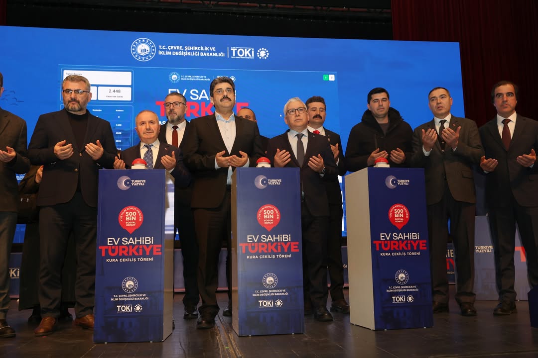 Sivas TOKİ Kura Çekimi Tamamlandı: 3 Bin 904 Vatandaşın Ev Hayali Gerçek Oldu Sivas TOKİ Kura Çekimi Tamamlandı: 3 Bin 904 Vatandaşın Ev Hayali Gerçek Oldu