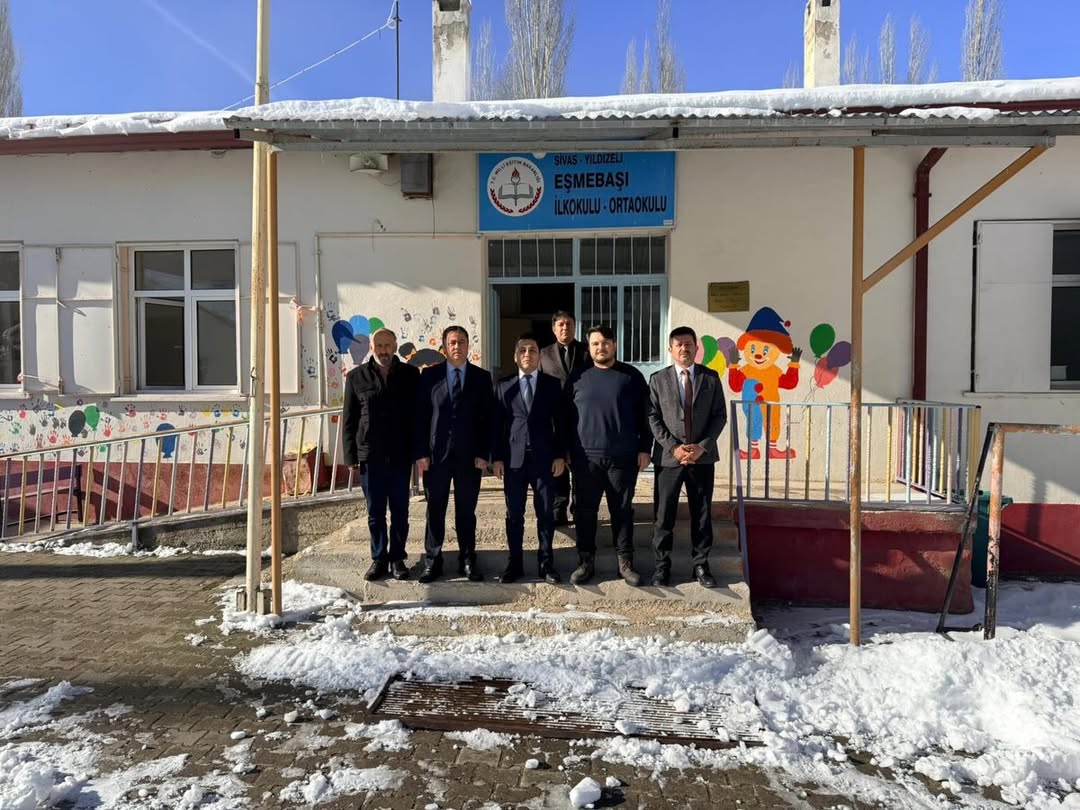 Yıldızeli Kaymakamı İsmail Bildirici'den Eğitim Mesaisi: Öğrencilerle Aynı Sırayı Paylaştı Yıldızeli Kaymakamı İsmail Bildirici'den Eğitim Mesaisi: Öğrencilerle Aynı Sırayı Paylaştı