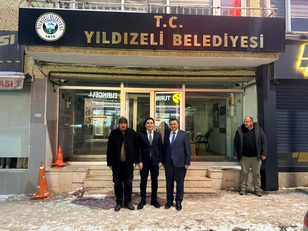 Yıldızeli Kaymakamı İsmail Bildirici'den Eğitim Mesaisi: Öğrencilerle Aynı Sırayı Paylaştı Yıldızeli Kaymakamı İsmail Bildirici'den Eğitim Mesaisi: Öğrencilerle Aynı Sırayı Paylaştı