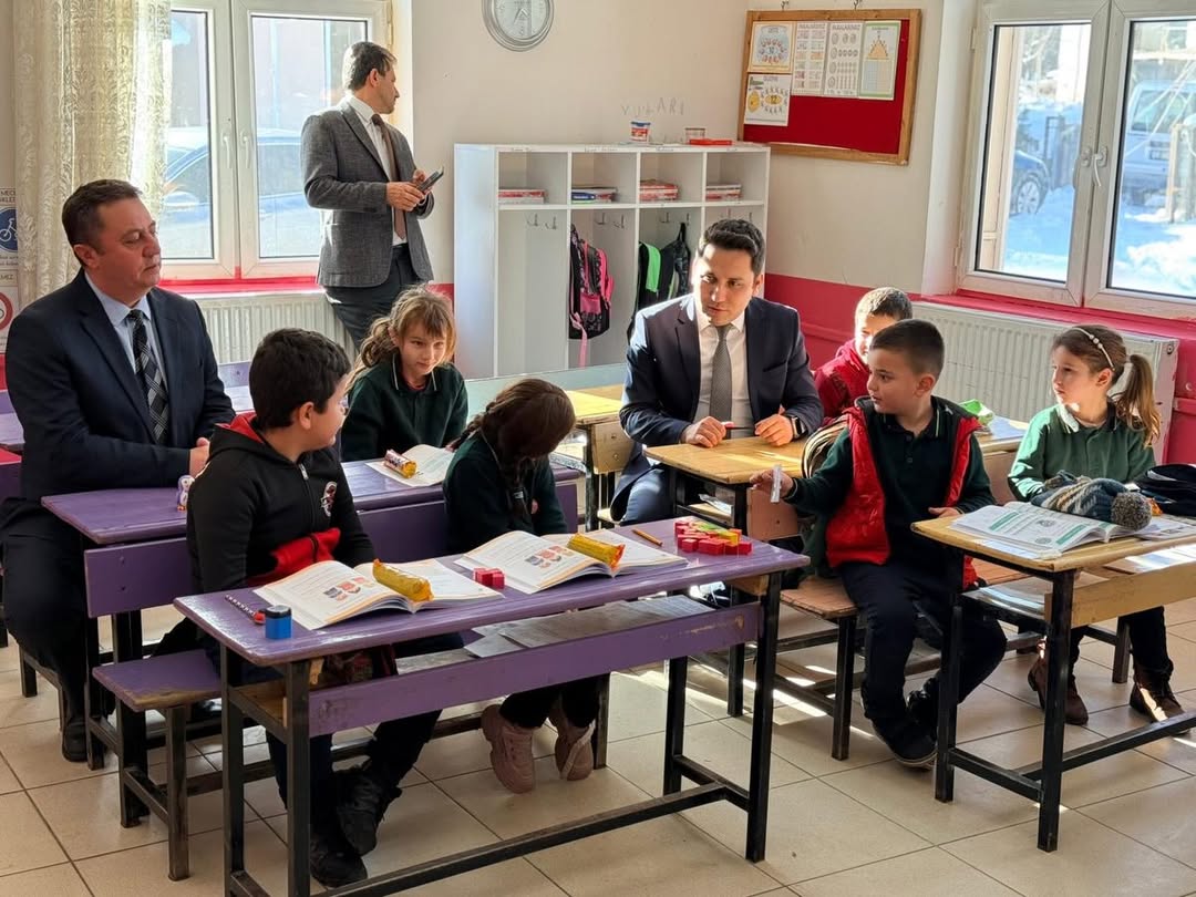 Yıldızeli Kaymakamı İsmail Bildirici'den Eğitim Mesaisi: Öğrencilerle Aynı Sırayı Paylaştı Yıldızeli Kaymakamı İsmail Bildirici'den Eğitim Mesaisi: Öğrencilerle Aynı Sırayı Paylaştı