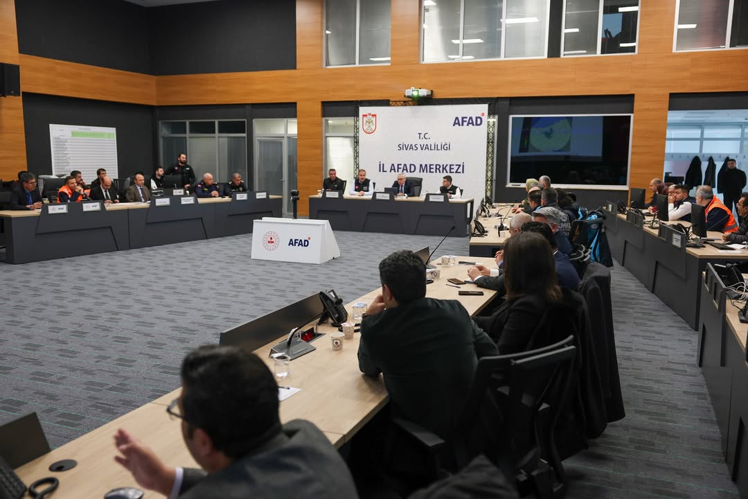 Vali Şimşek AFAD Merkezinden Duyurdu: Sivas Karla Mücadele Çalışmalarında 7/24 Teyakkuz Vali Şimşek AFAD Merkezinden Duyurdu: Sivas Karla Mücadele Çalışmalarında 7/24 Teyakkuz