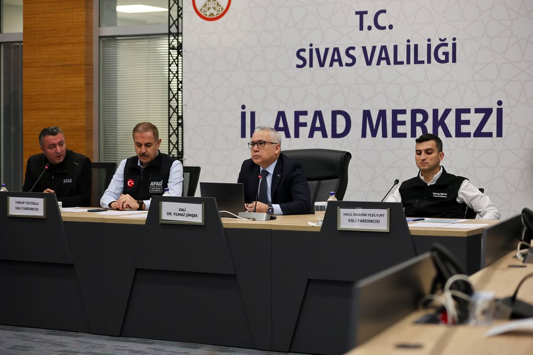 Vali Şimşek AFAD Merkezinden Duyurdu: Sivas Karla Mücadele Çalışmalarında 7/24 Teyakkuz Vali Şimşek AFAD Merkezinden Duyurdu: Sivas Karla Mücadele Çalışmalarında 7/24 Teyakkuz