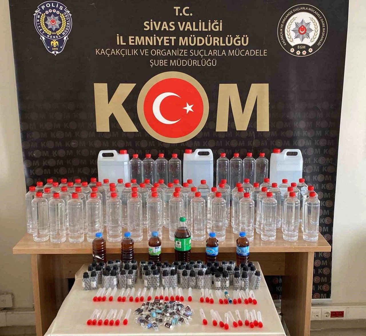 Sivas’ta Sahte Alkol Tacirlerine Darbe: Çok Sayıda Malzeme Yakalandı Sivas’ta Sahte Alkol Tacirlerine Darbe: Çok Sayıda Malzeme Yakalandı