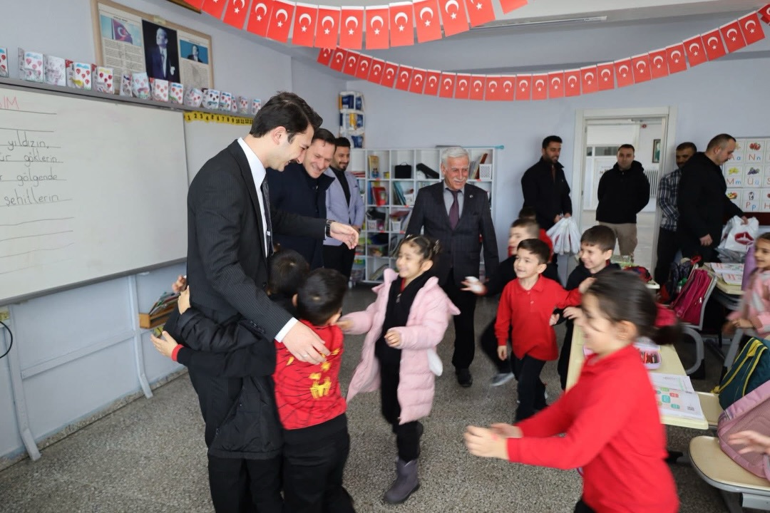 Koyulhisar'da İkinci Dönem Heyecanı: Protokolden Öğrencilere Koyulhisar'da İkinci Dönem Heyecanı: Protokolden Öğrencilere