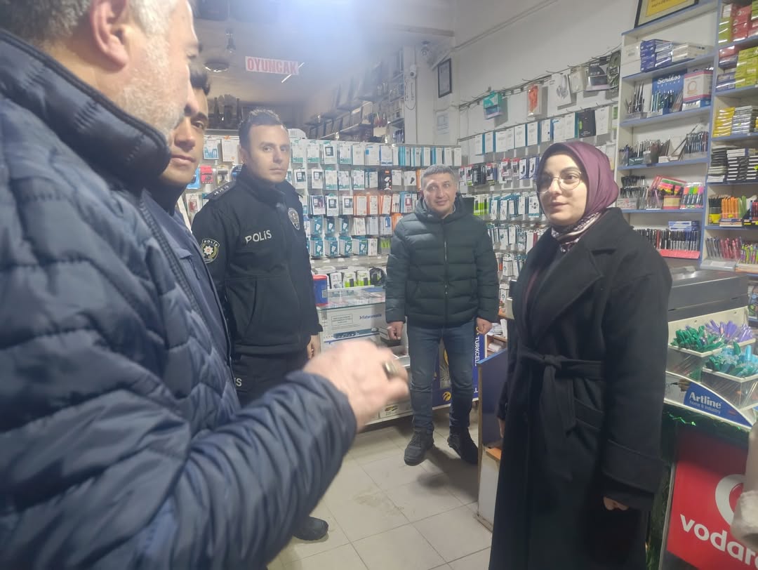 İmranlı Kaymakamı Fatma Bayalan'dan İlçe Esnafına Ziyaret İmranlı Kaymakamı Fatma Bayalan'dan İlçe Esnafına Ziyaret