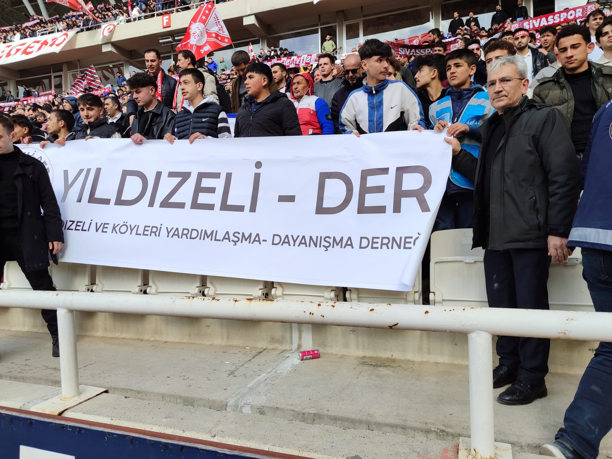 Yıldızeli-Der Başkanı Fevzi Uçar ve Yönetimi Sivasspor'u Yalnız Bırakmadı Yıldızeli-Der Başkanı Fevzi Uçar ve Yönetimi Sivasspor'u Yalnız Bırakmadı
